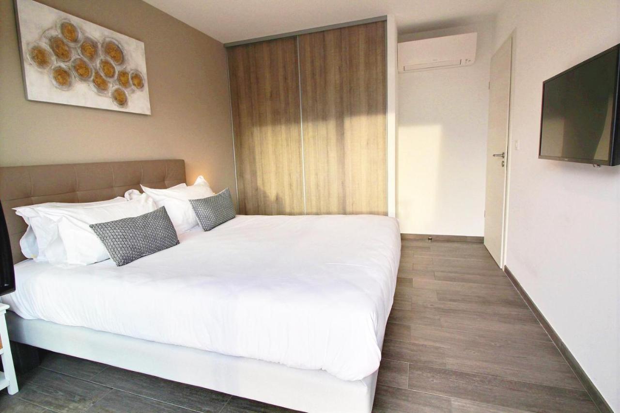 One-Bedroom Apartment,1041773911:JPEG