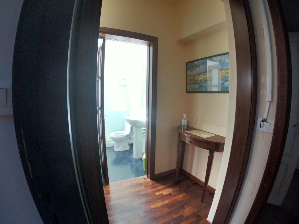 Camera Doppia con Letti Singoli e Bagno in Comune