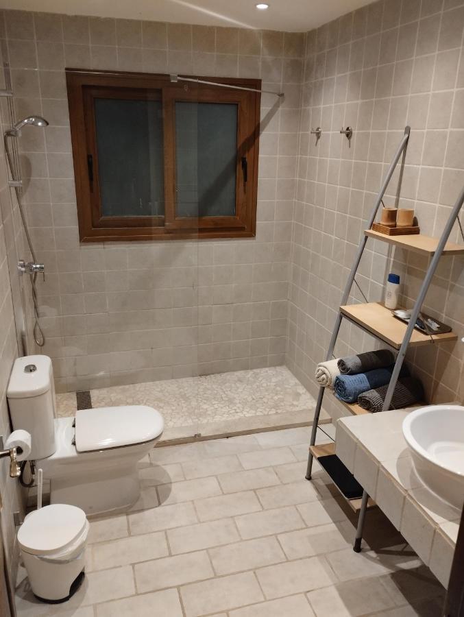 Habitación con cama grande y vistas al jardín