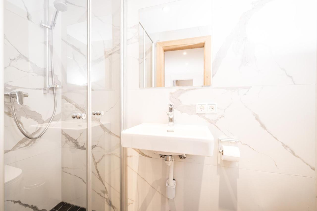 Comfort Two-Bedroom Apartment with Balcony (1),1351972345:JPEG