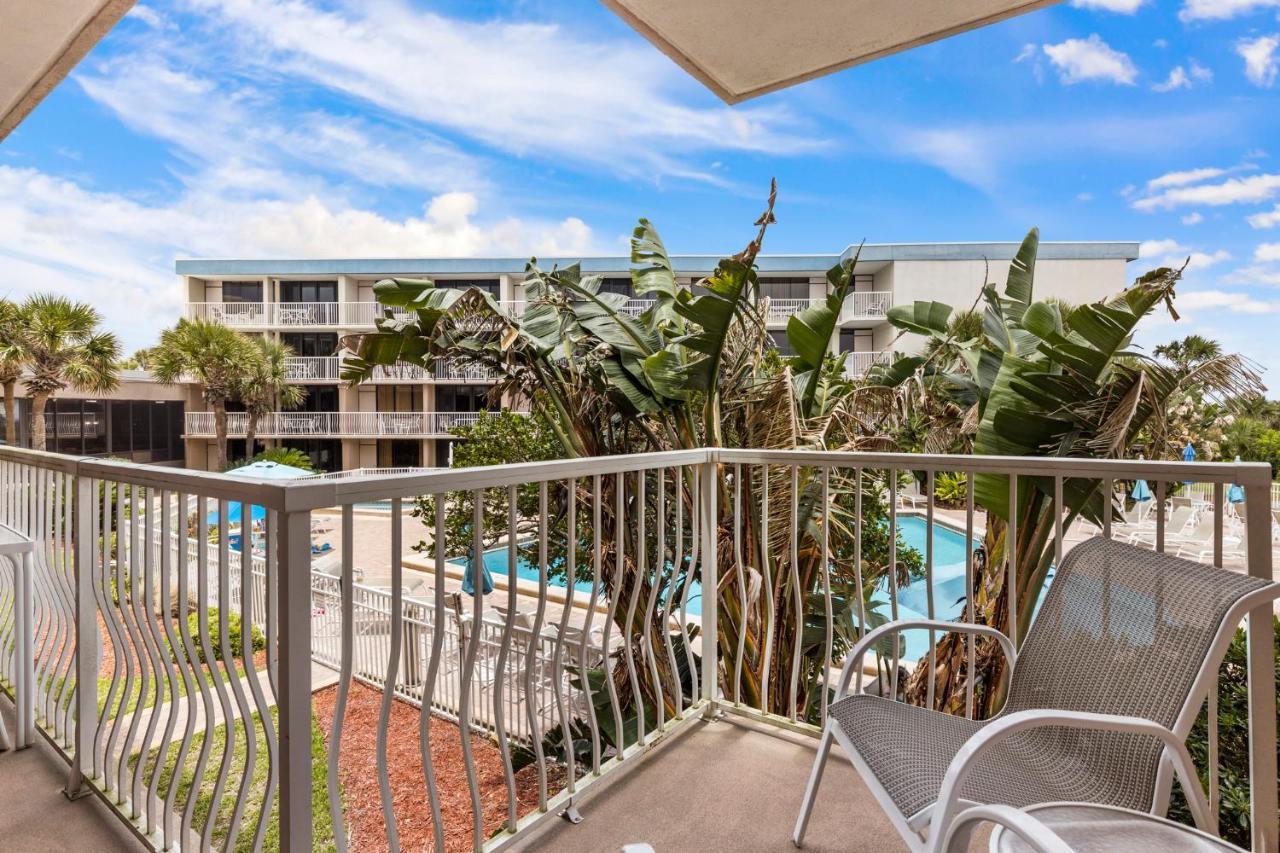 Apartment with Pool View