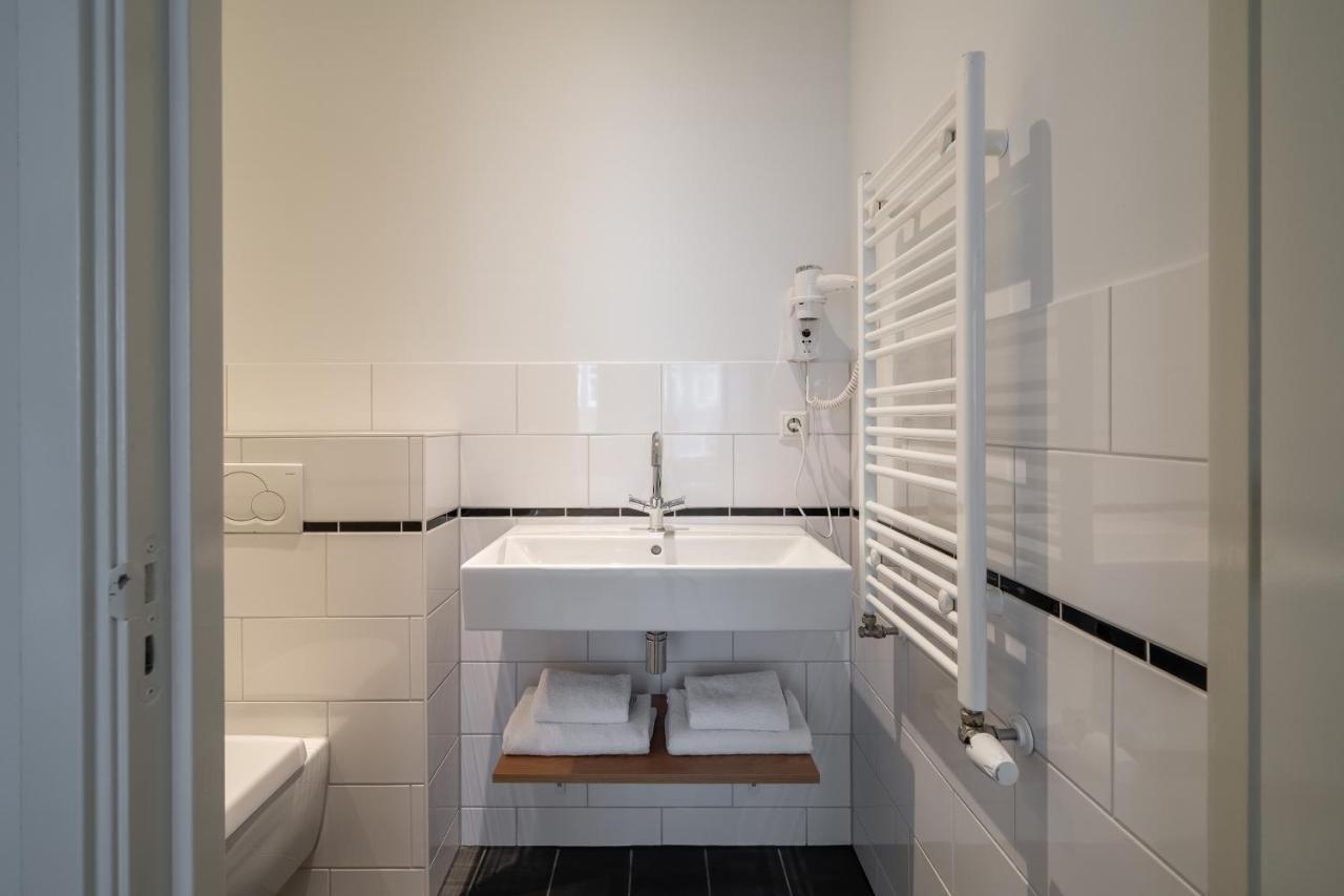 Large Studio with Kitchen