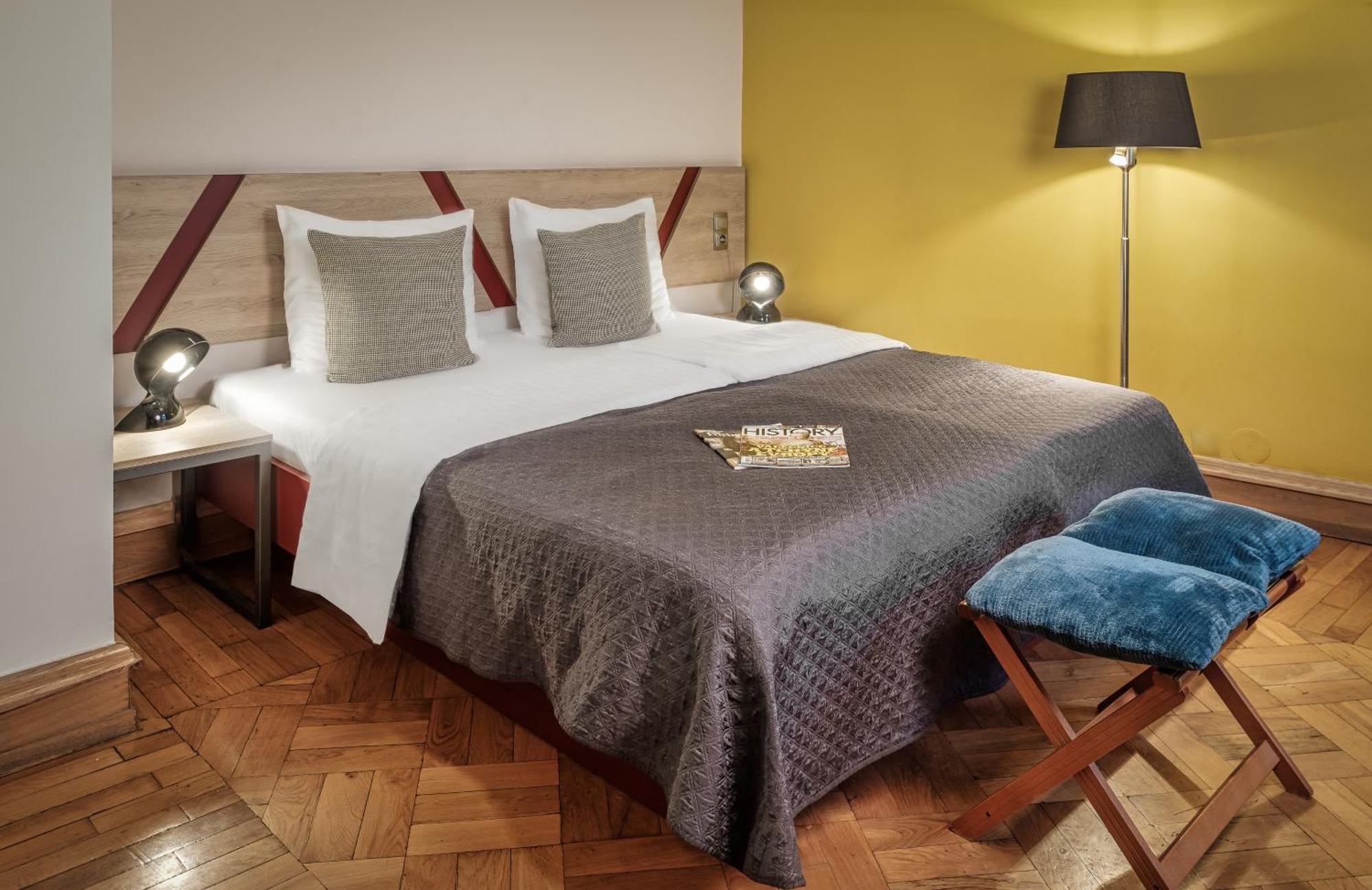 Two-Bedroom Apartment with Balcony,1498851865:JPEG