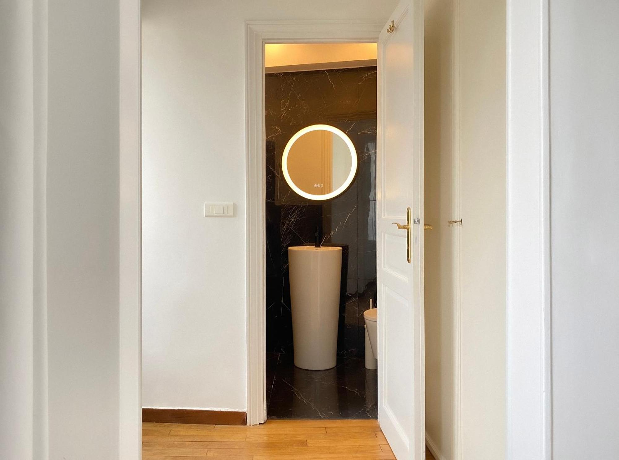 Deluxe One-Bedroom Apartment 3