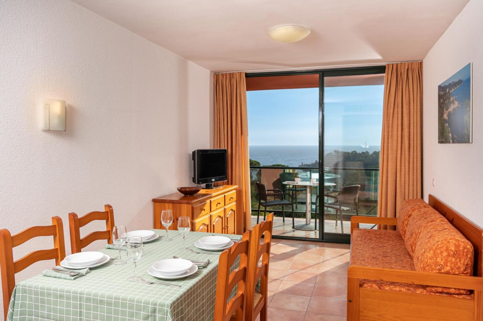 One-Bedroom Apartment (2 - 4 Adults),1535121106:JPEG