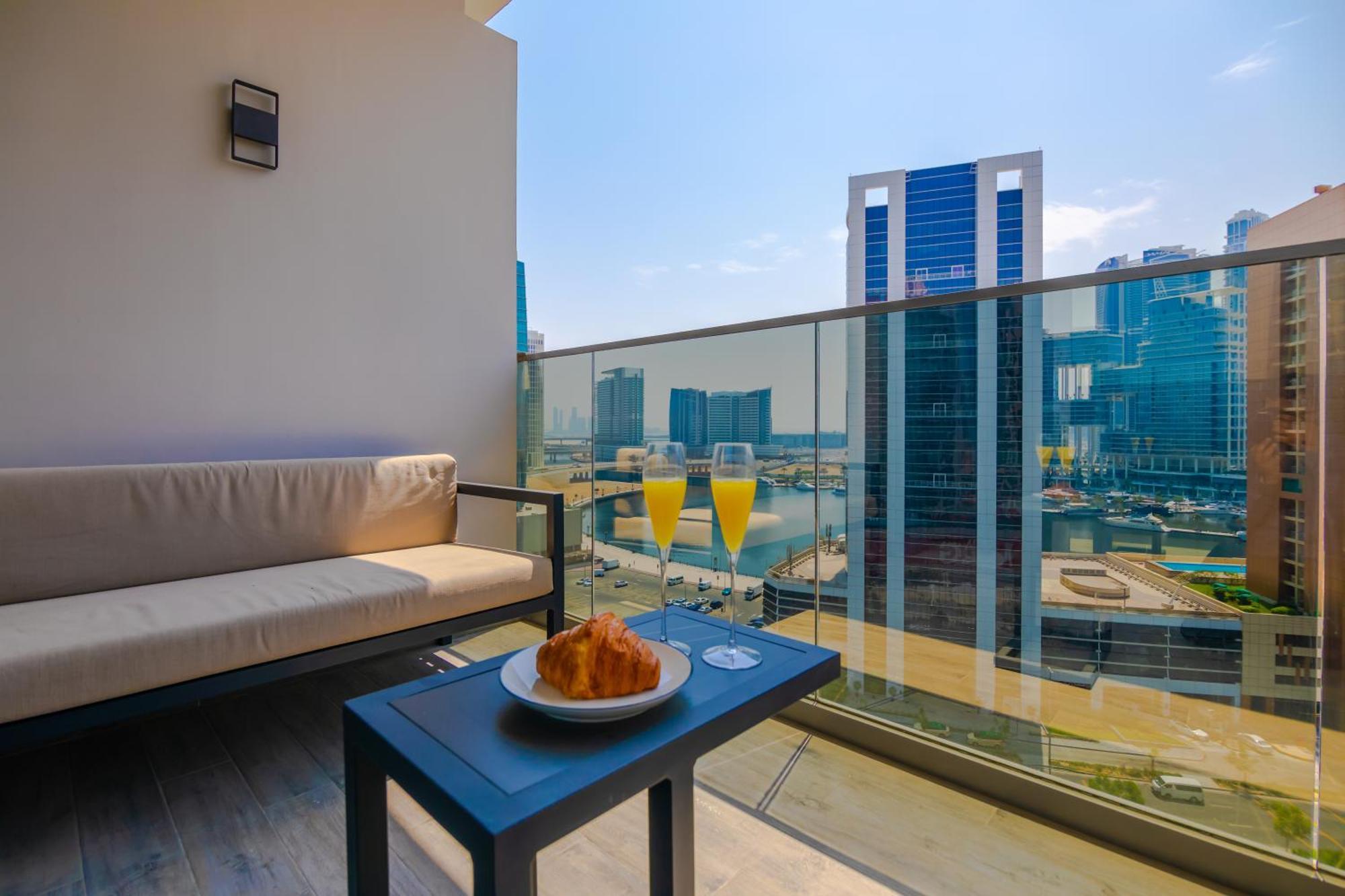 Studio High Floor Balcony Canal View