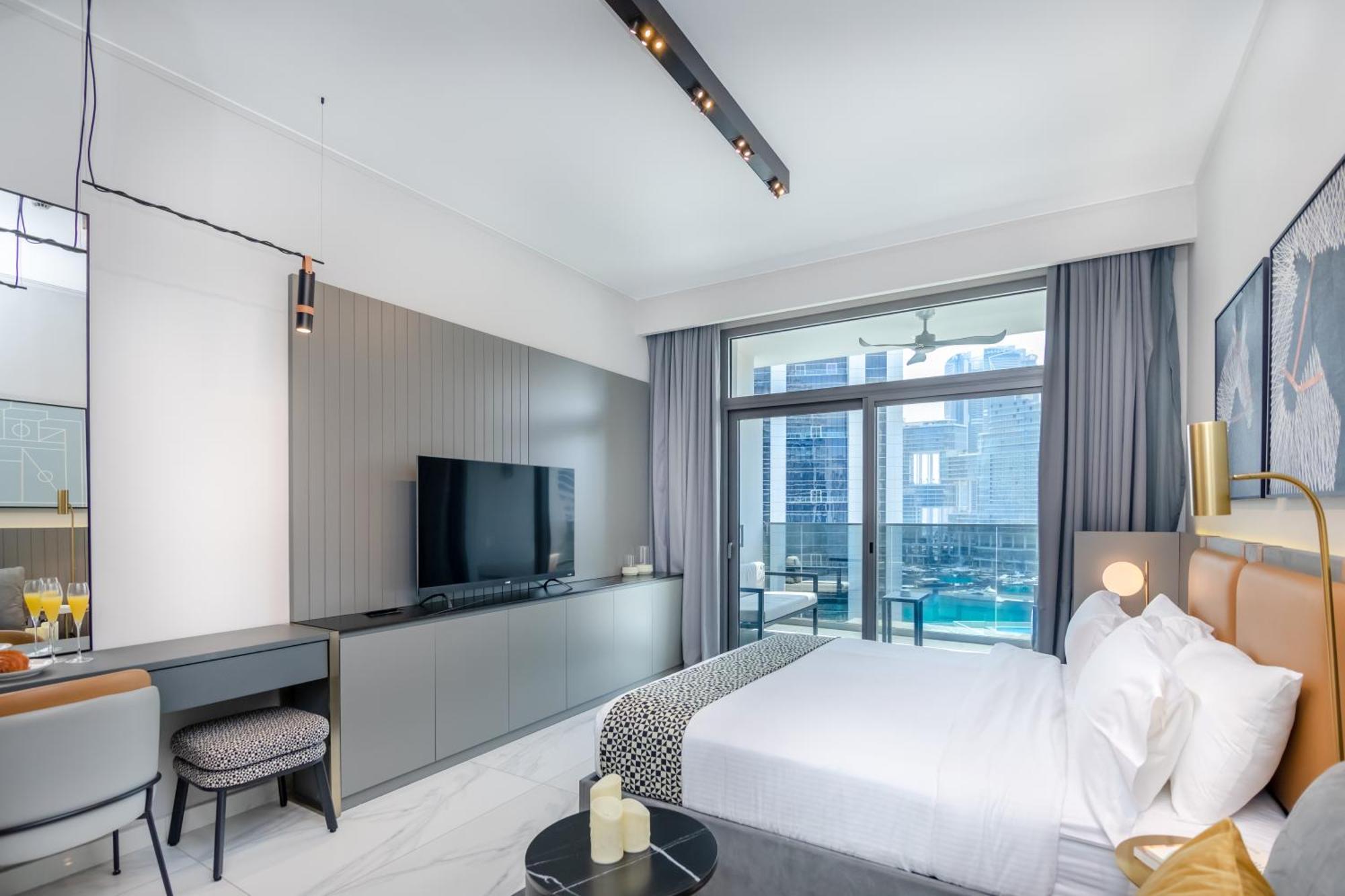 Studio High Floor Balcony Canal View