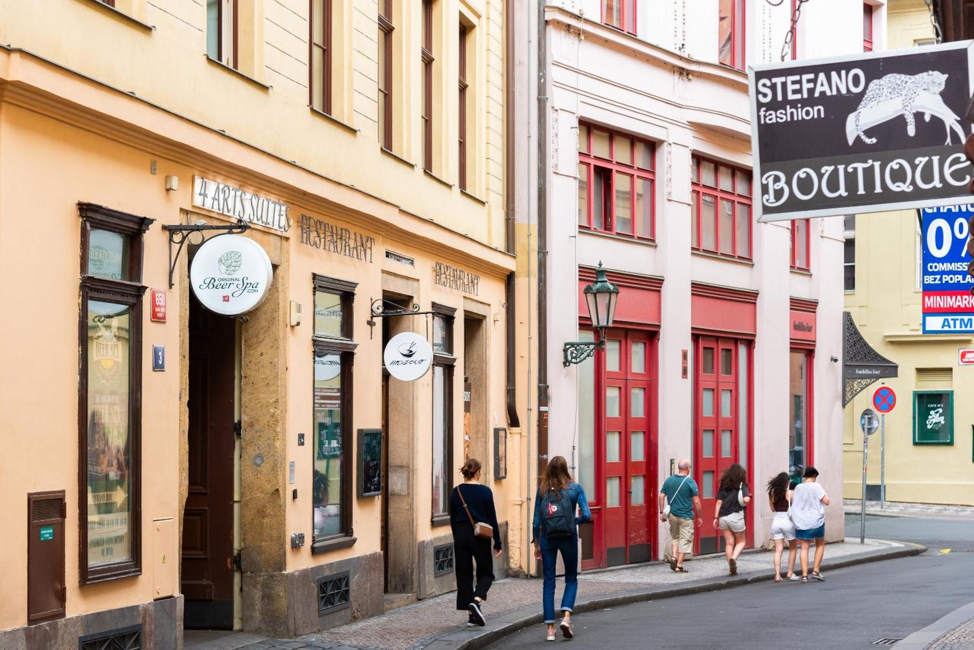 Studio Toyen,1549409461:JPEG