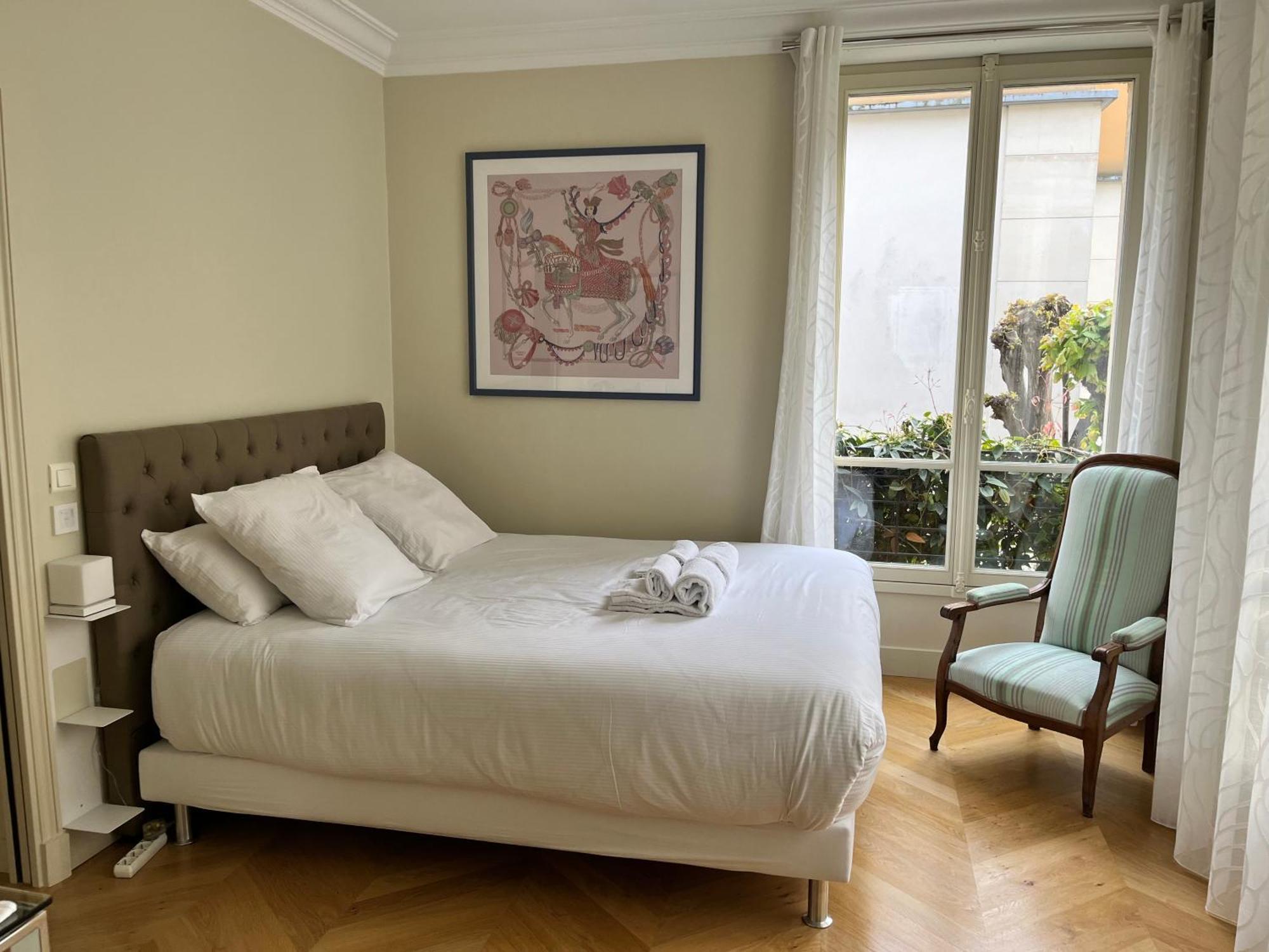 Chambre Lit Queen-Size - Vue sur Jardin