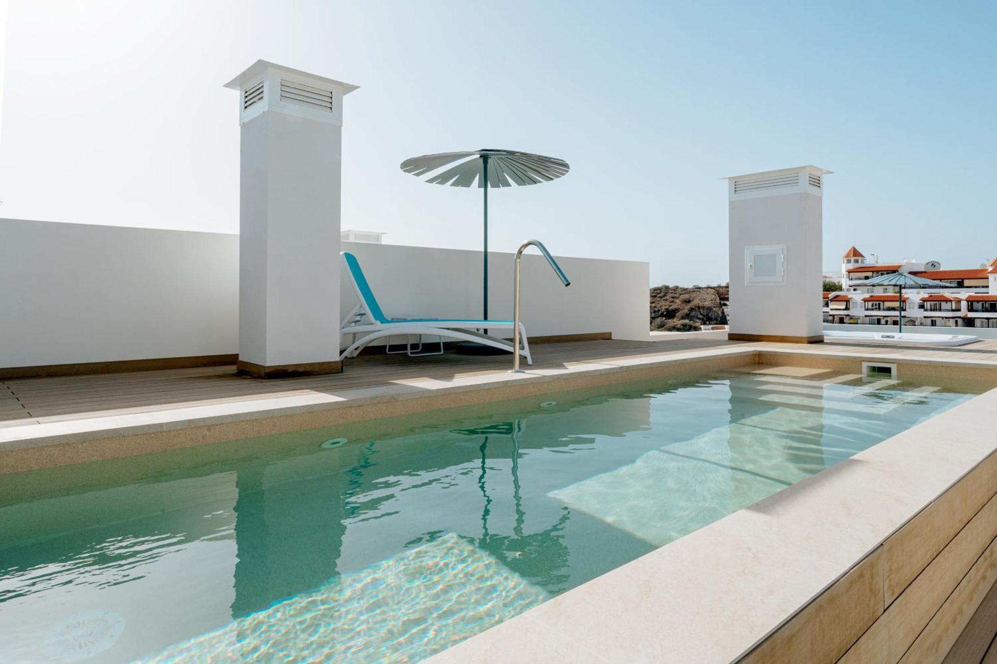 Two-Bedroom Penthouse Apartment with Private Pool, Bathtub and Roof Top with Sea View