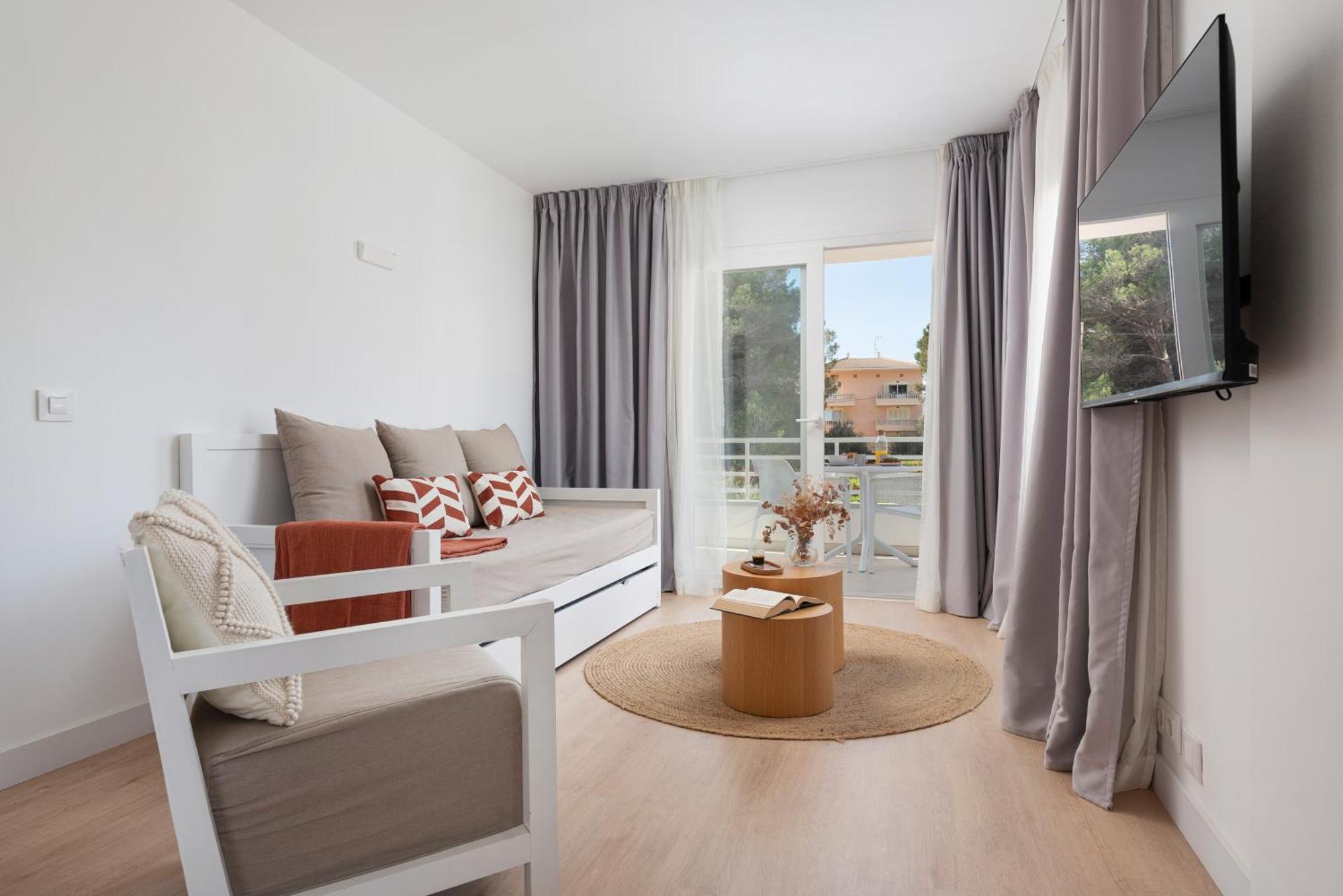 One-Bedroom Apartment Pool View