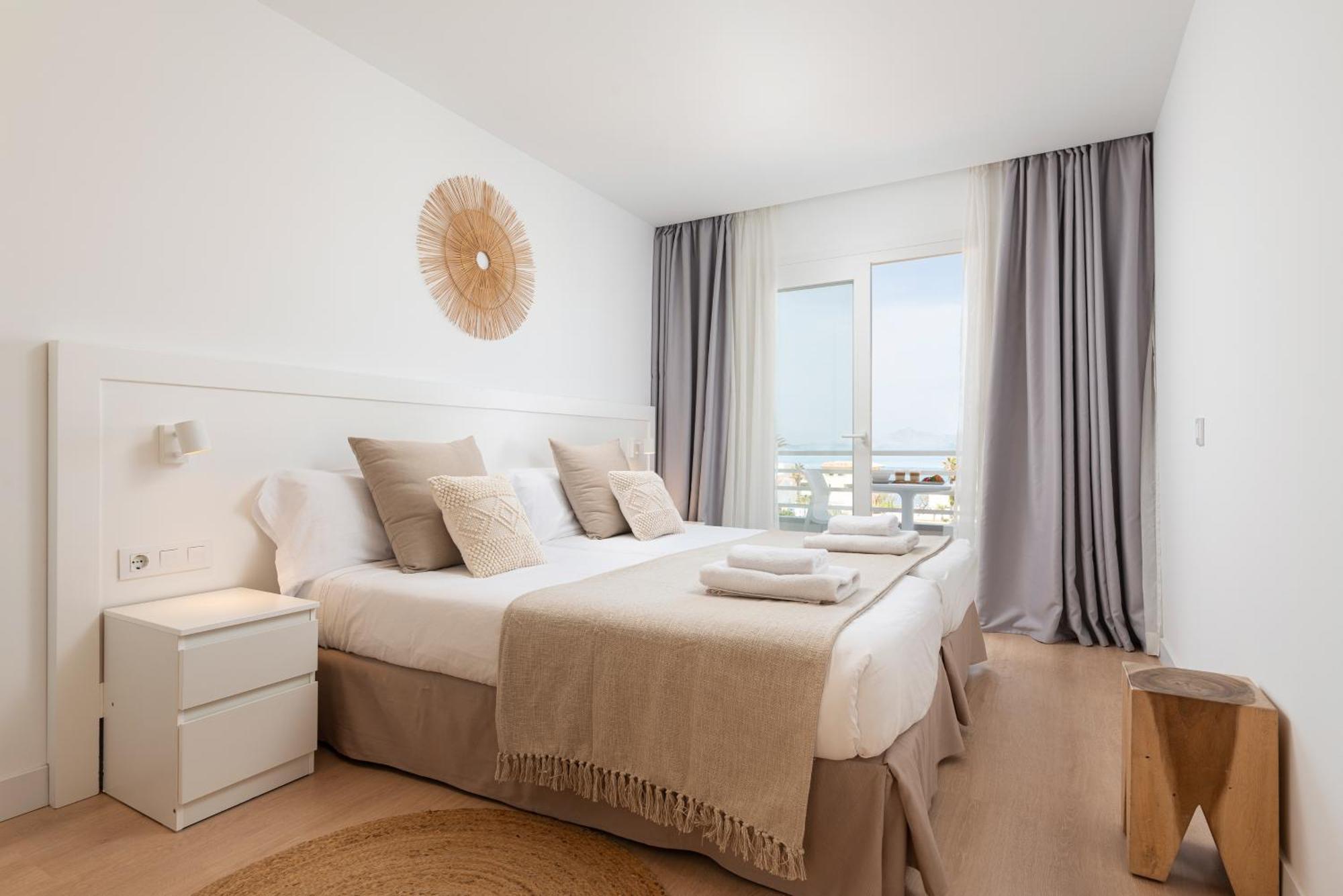 One-Bedroom Apartment with Sea View and Balcony,1583653019:JPEG