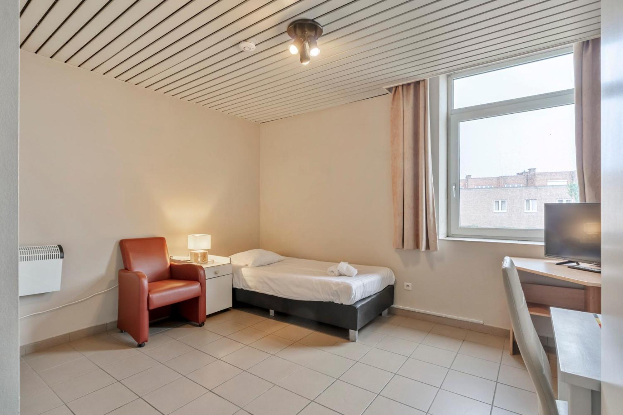 Student Flat single,1600559550:JPEG