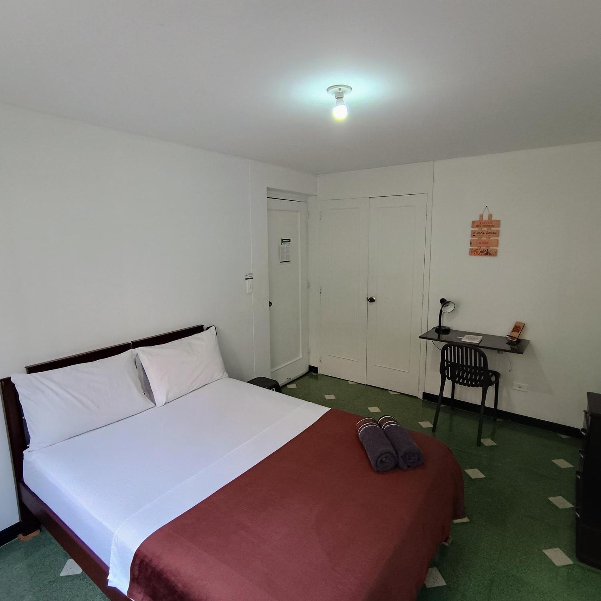Habitación con cama grande