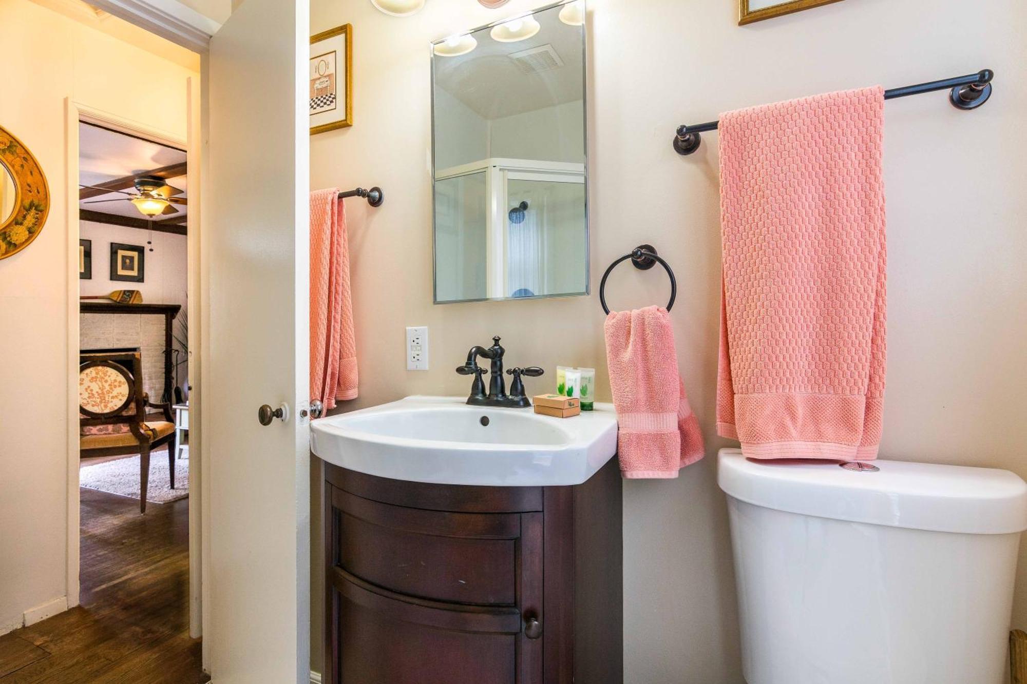 Elegant One-Bedroom Cottage,1620998140:JPEG