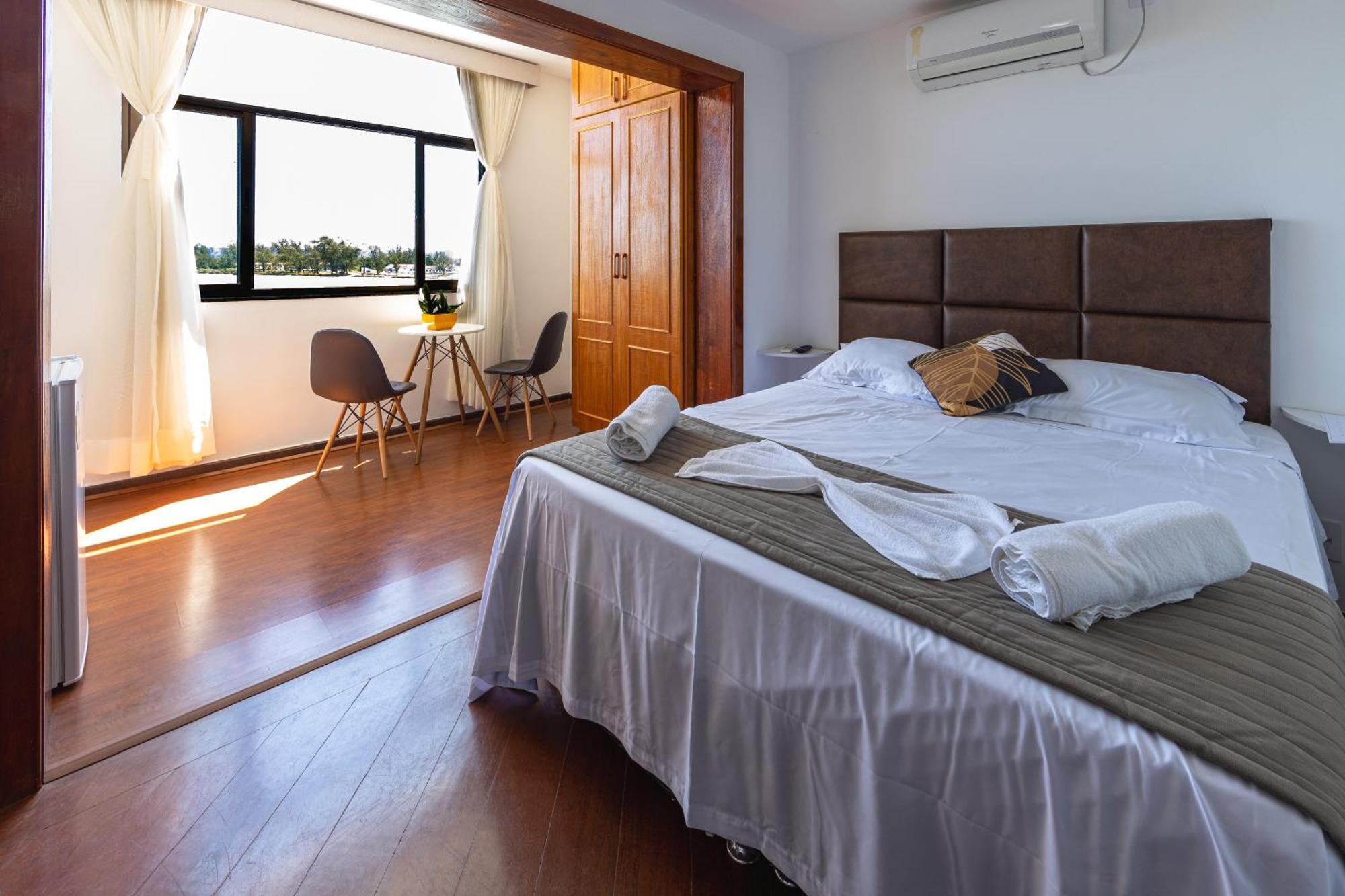 Quarto com Cama Queen-size e Vista do Mar