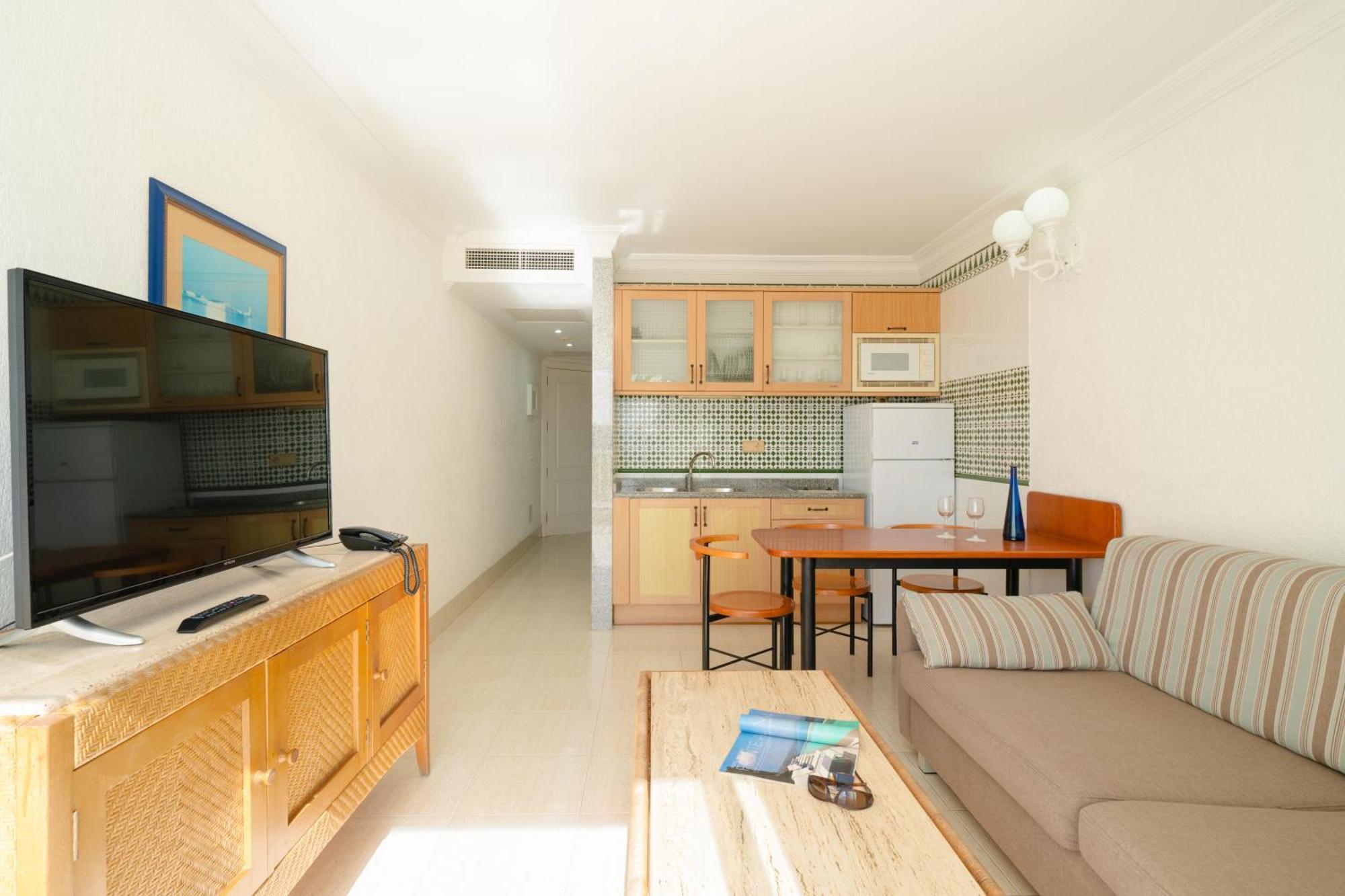 Apartment with Air Conditioner,1653533502:JPEG