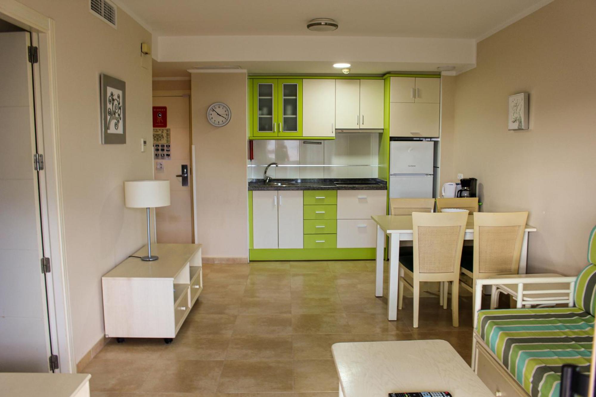 One-Bedroom Apartment Silver