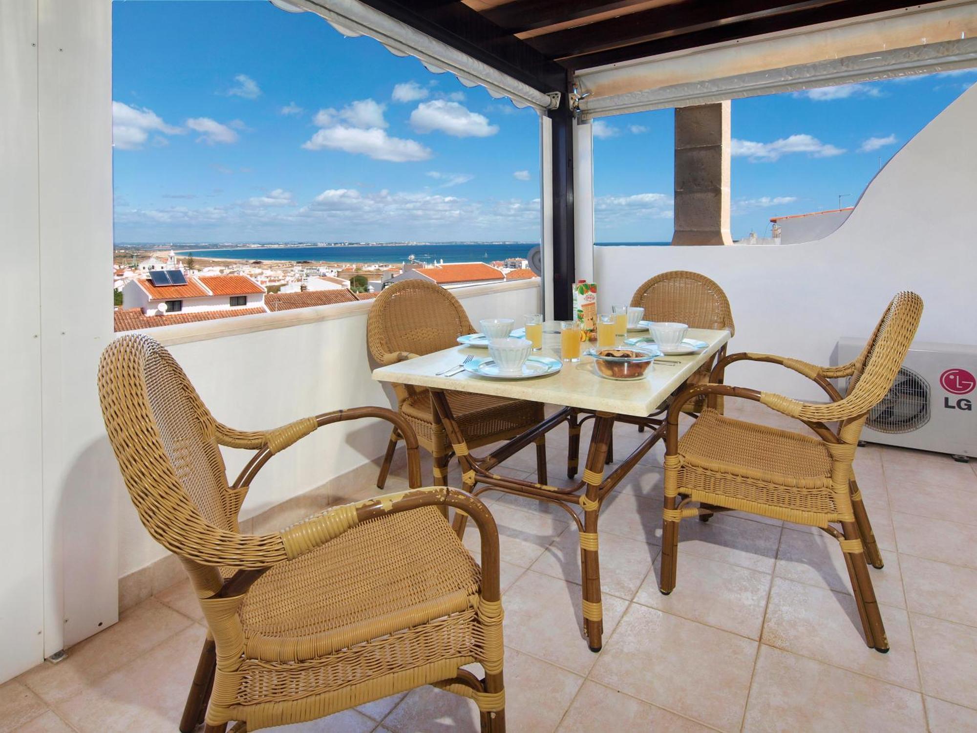 One-Bedroom Apartment with Sea View,1758425690:JPEG