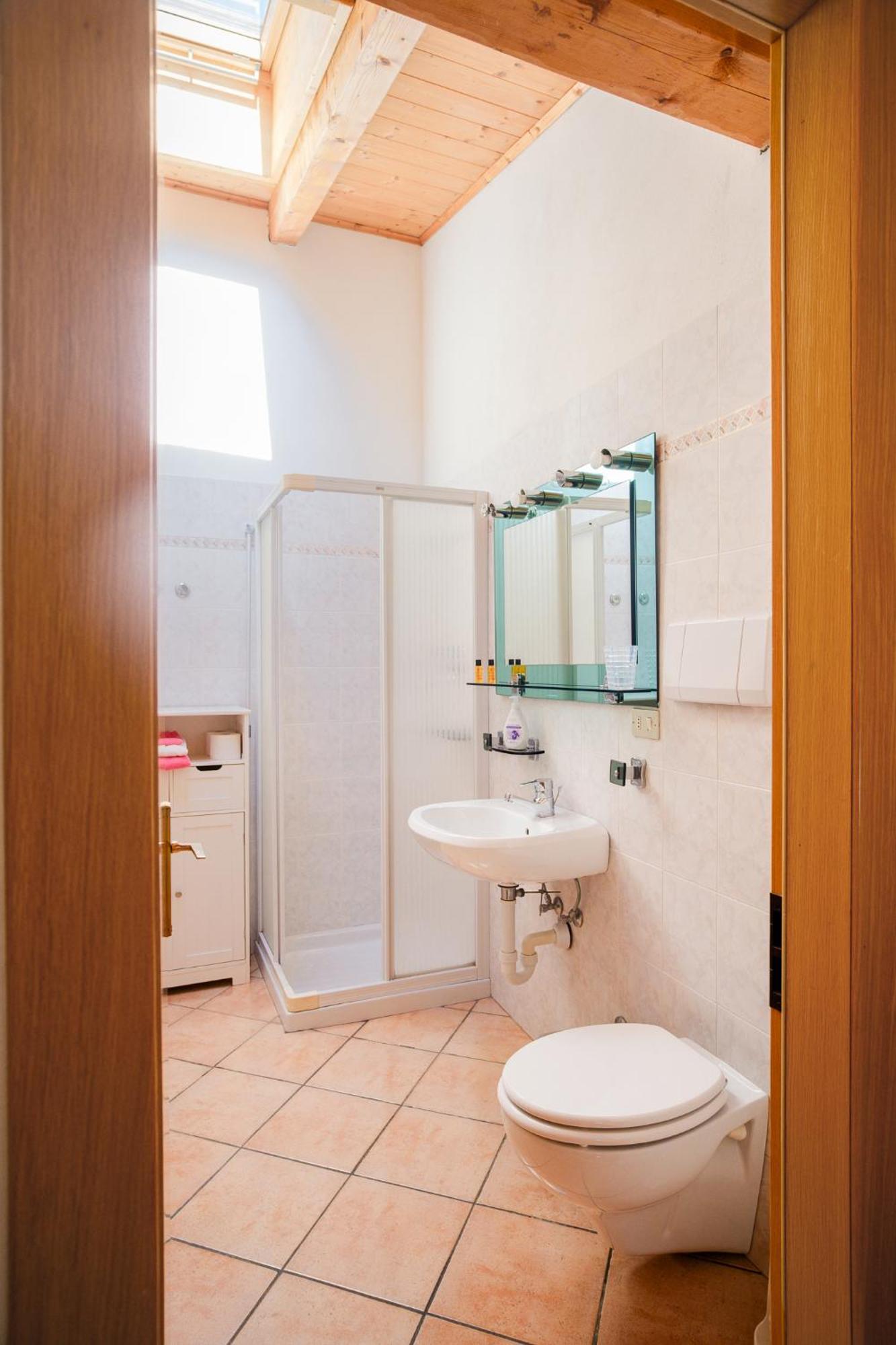 Apartment with Shower,1690962563:JPEG