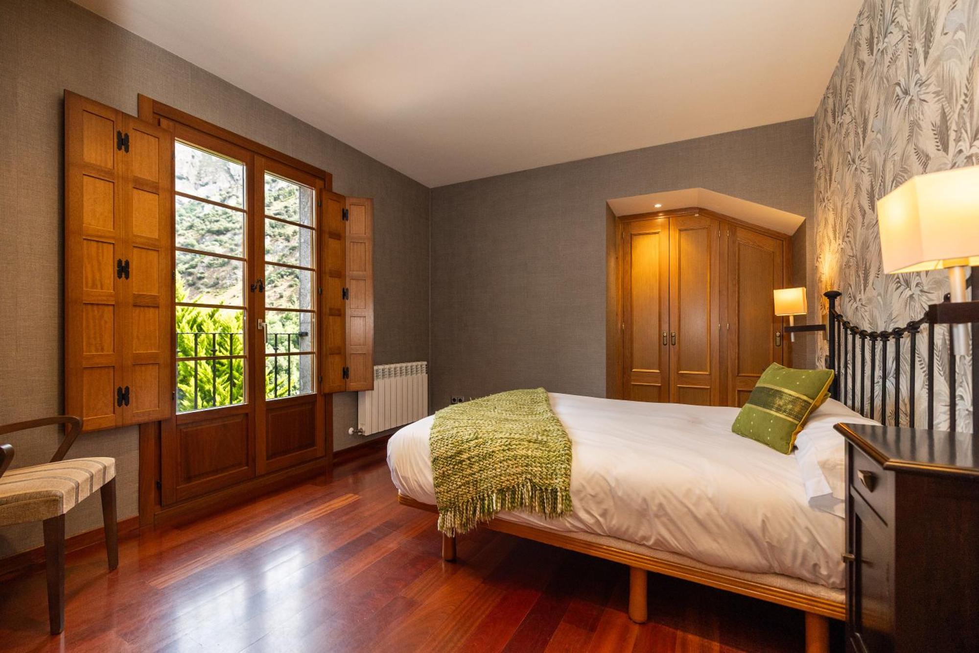 Two-Bedroom Apartment with Mountain View,1706832761:JPEG