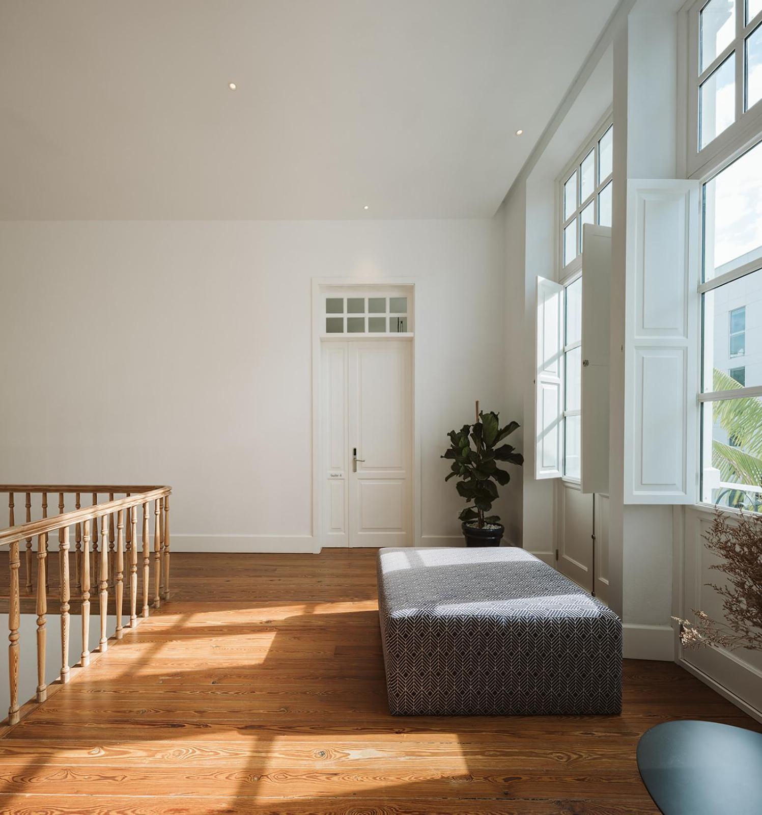 Suite con cama grande y vistas a la piscina