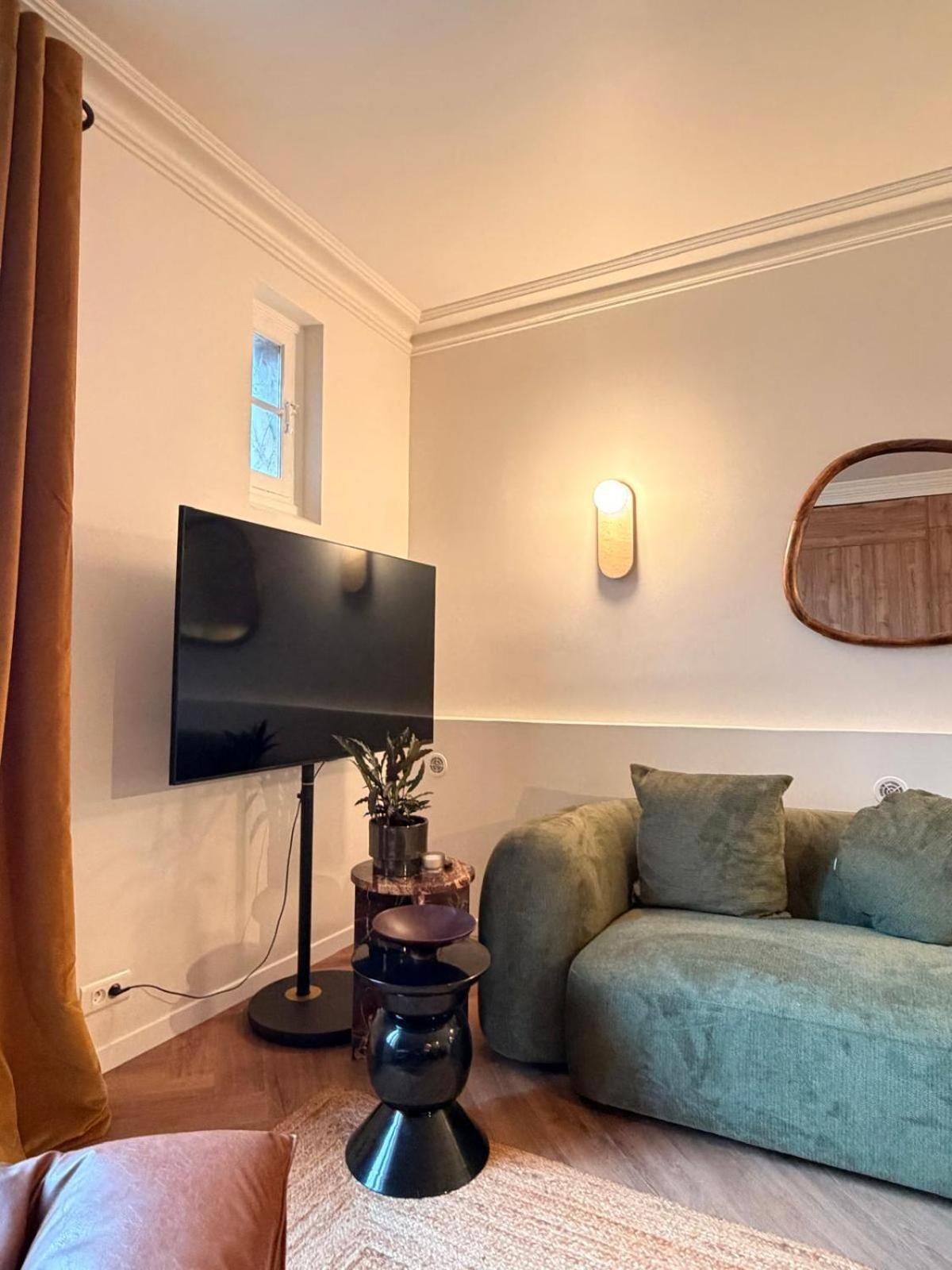 Deluxe One-Bedroom Apartment 5