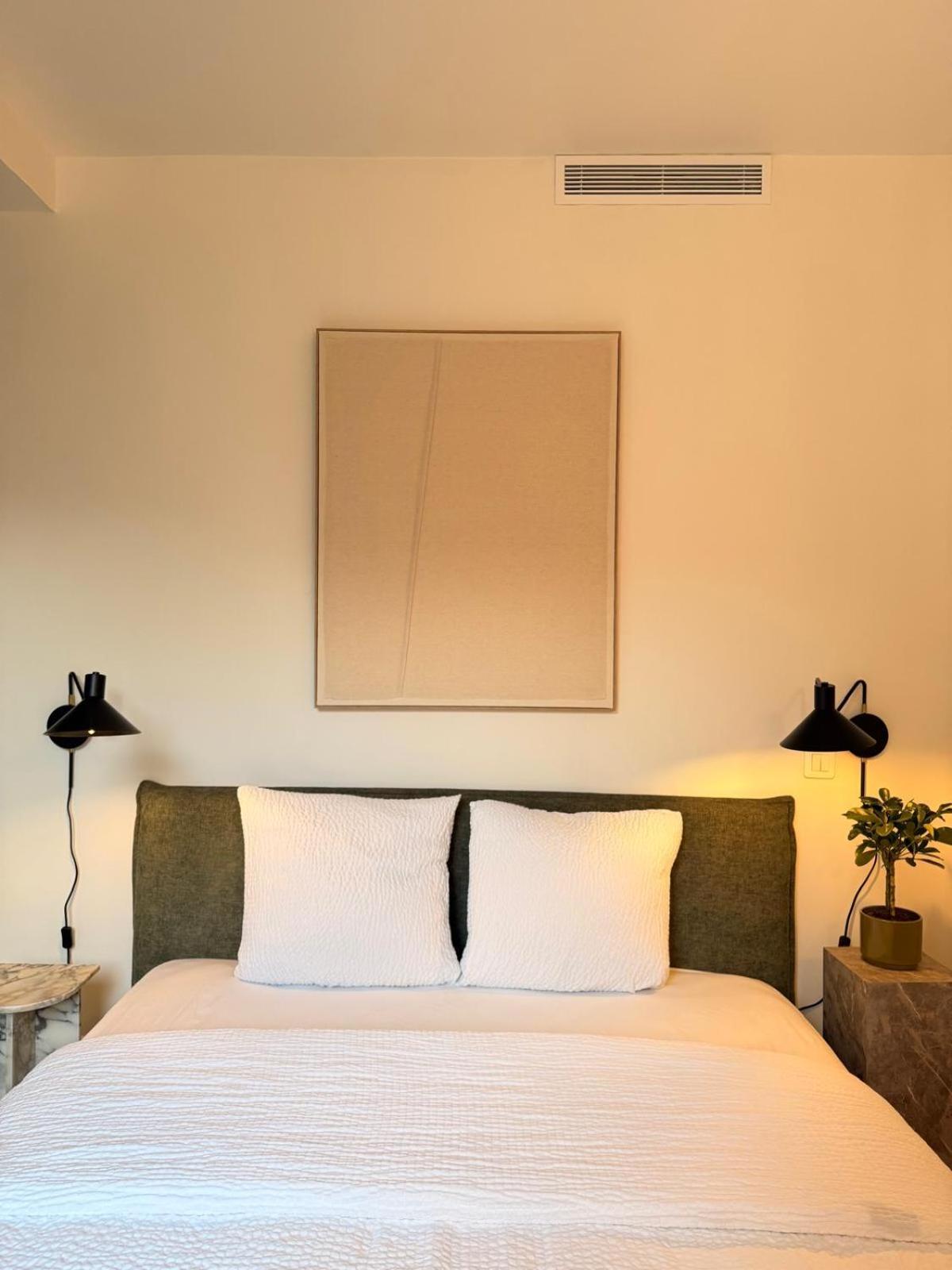 Deluxe One-Bedroom Apartment 5