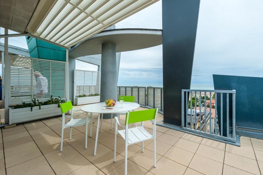 Penthouse Apartment,1758358844:JPEG
