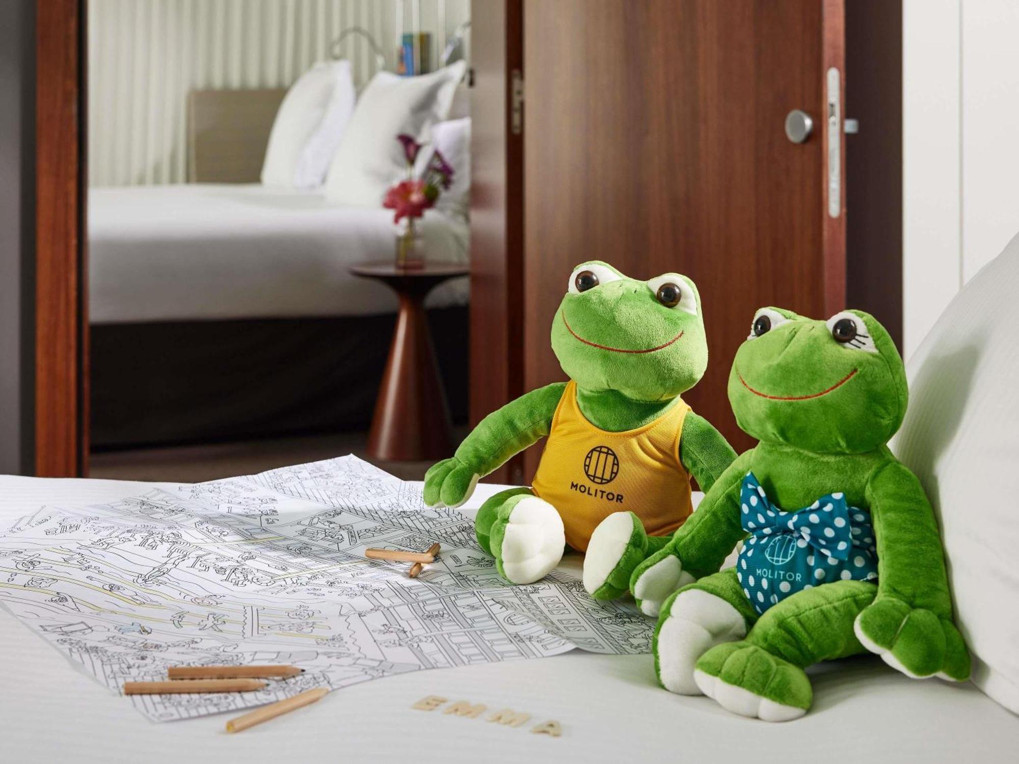 Superior Familienzimmer mit zwei Queensize-Betten und Verbindungstür – Poolblick