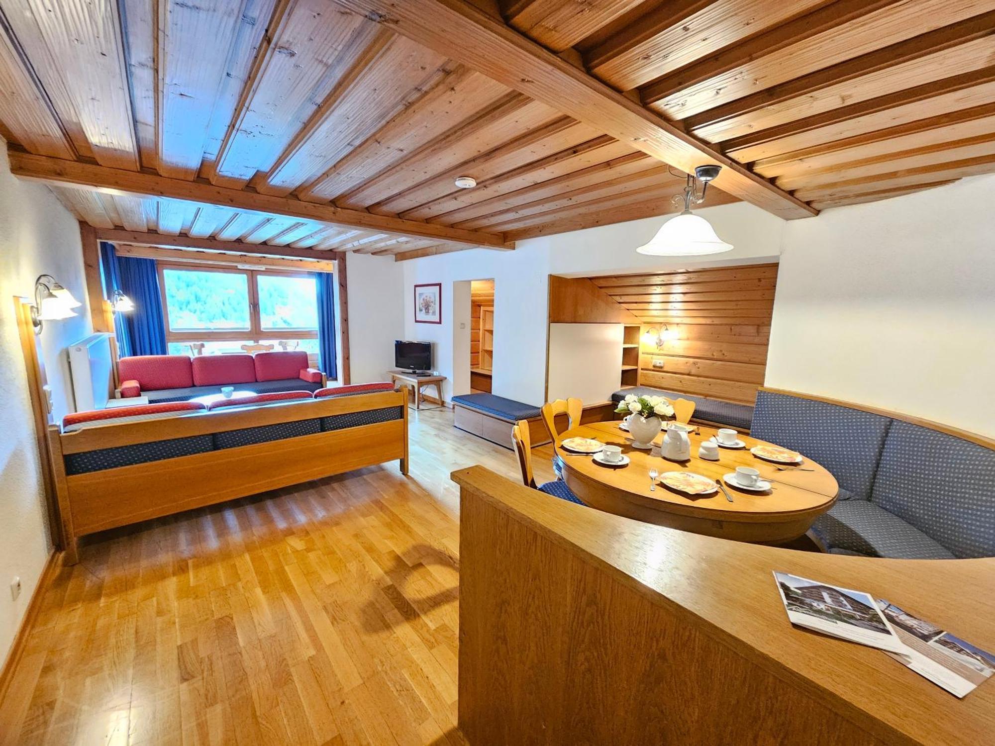 One-Bedroom Apartment with Balcony and Mountain View,1758432818:JPEG