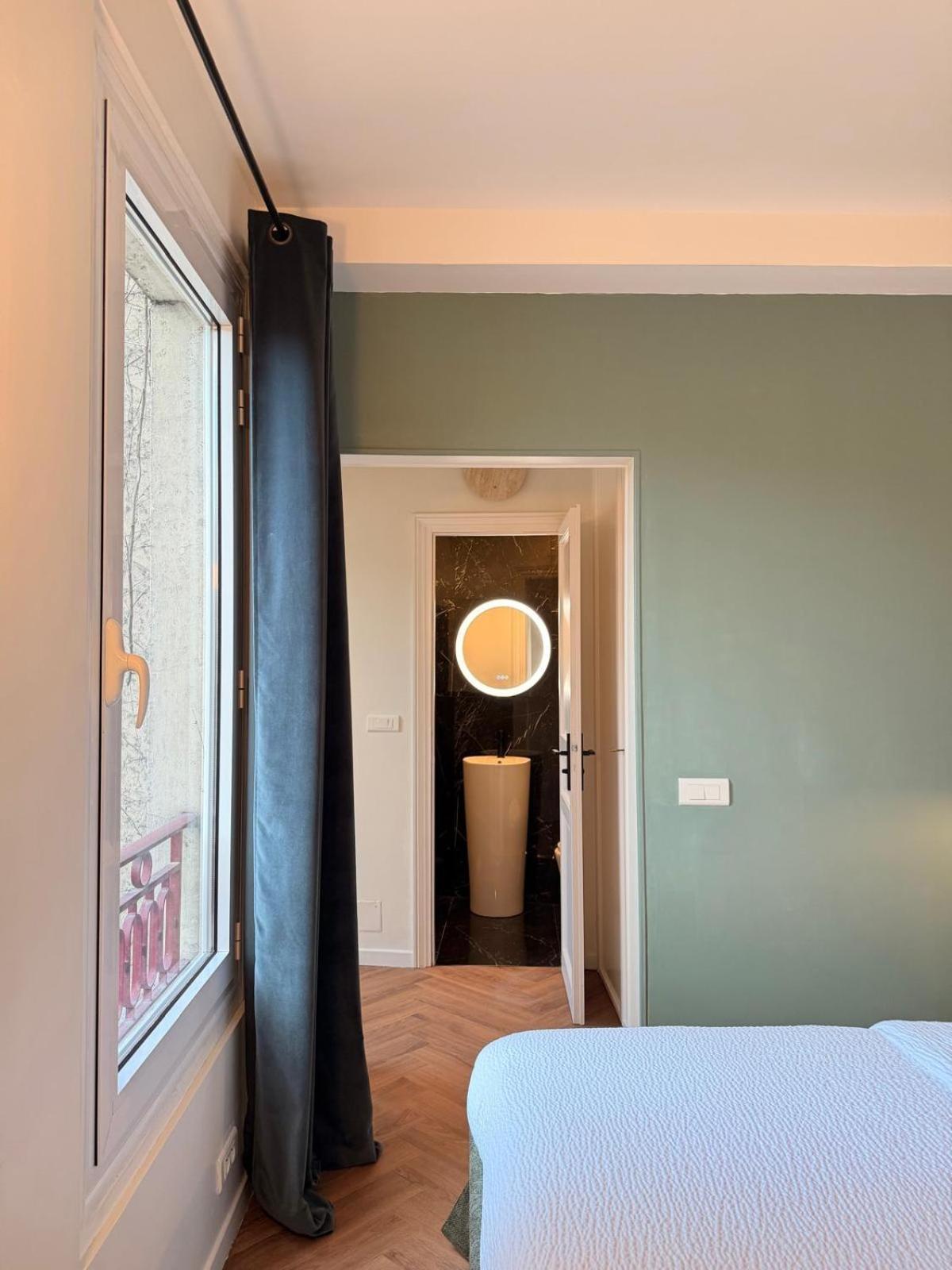 Deluxe One-Bedroom Apartment 5