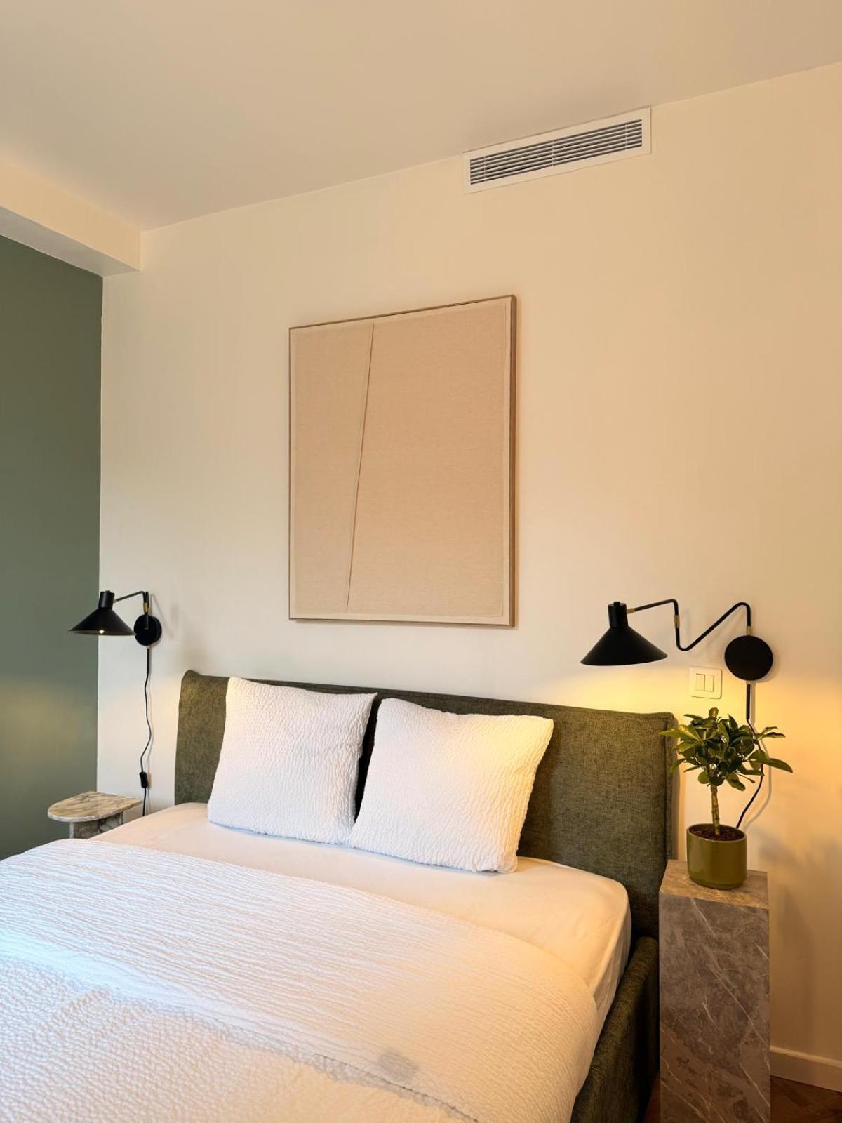Deluxe One-Bedroom Apartment 5