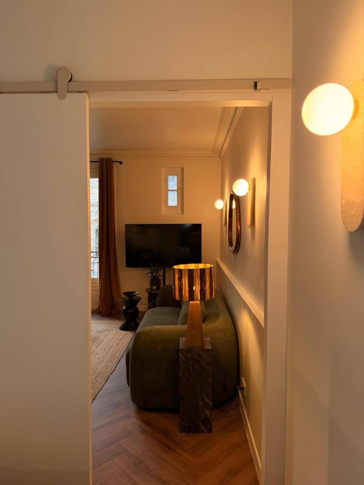 Deluxe One-Bedroom Apartment 5
