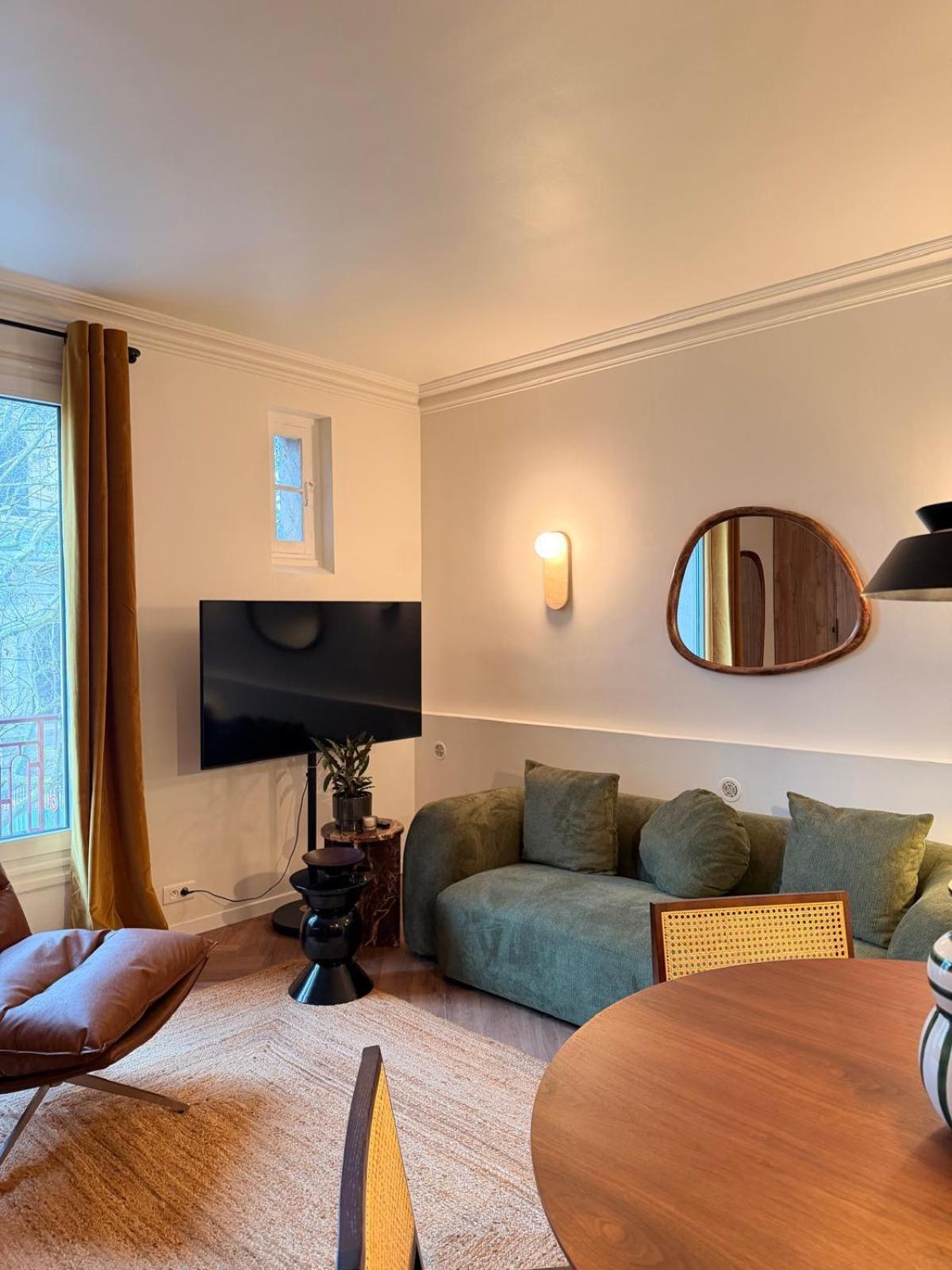 Deluxe One-Bedroom Apartment 5