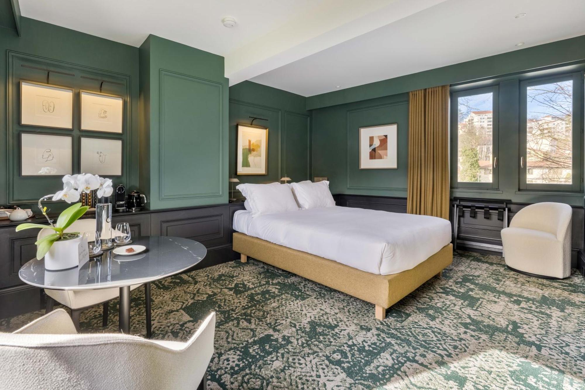 Deluxe Queen Room