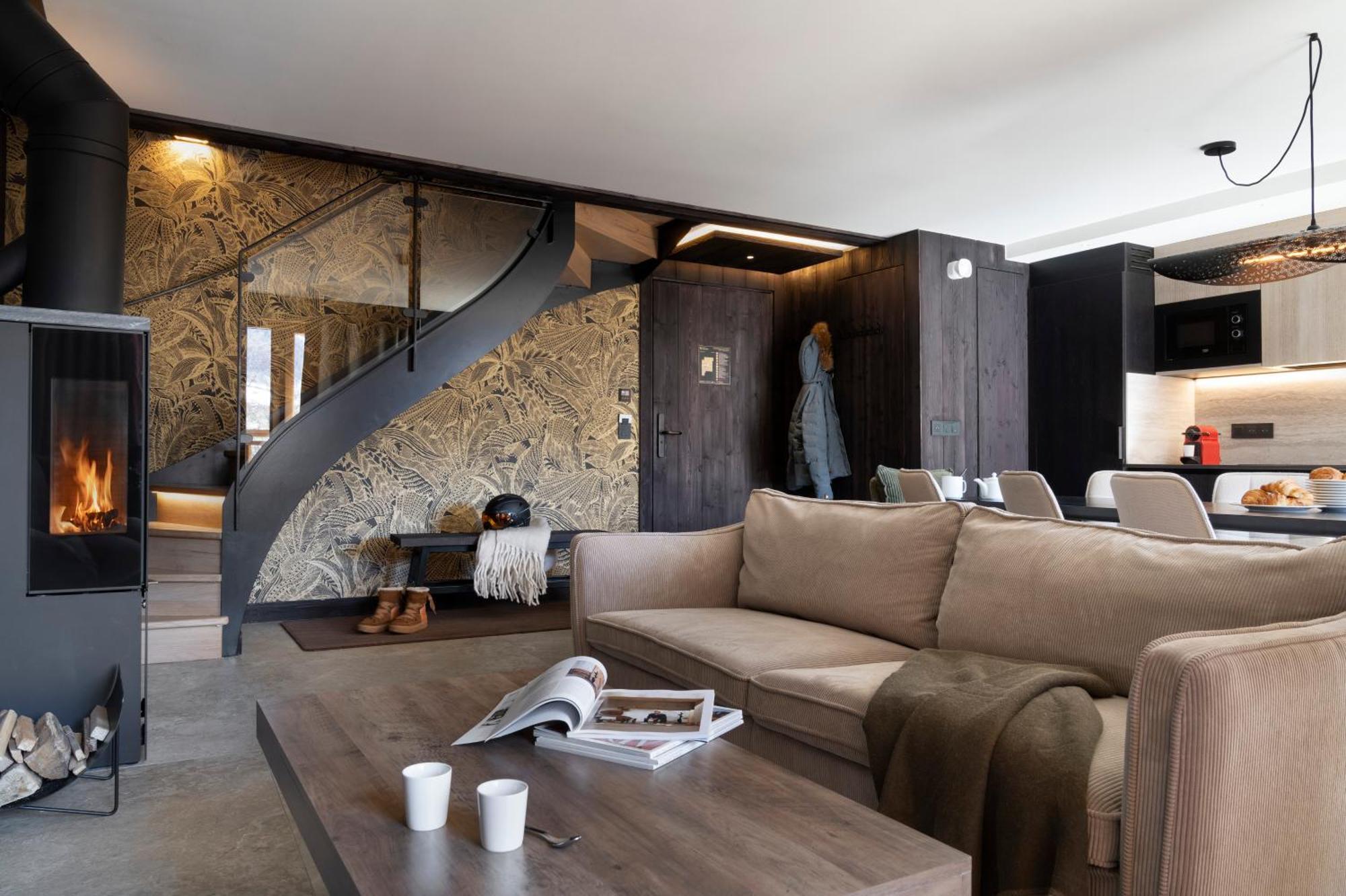 Four-Bedroom Luxury Apartment with fireplace (8 adults)