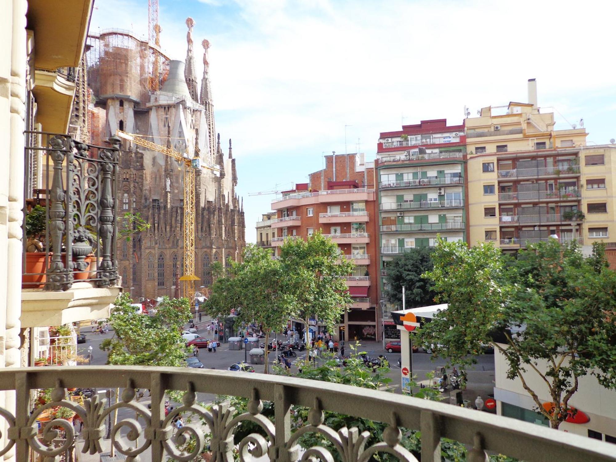 Apartamento de 2 dormitorios con balcón y vistas a la Sagrada Familia.