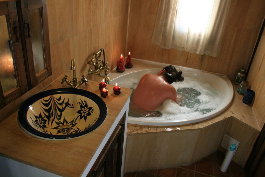 Habitación con cama grande y bañera de hidromasaje