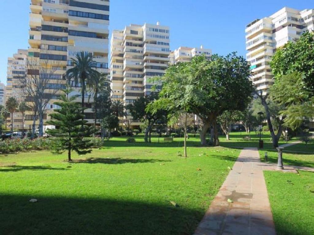 Apartamento de 2 dormitorios con terraza y vistas al mar