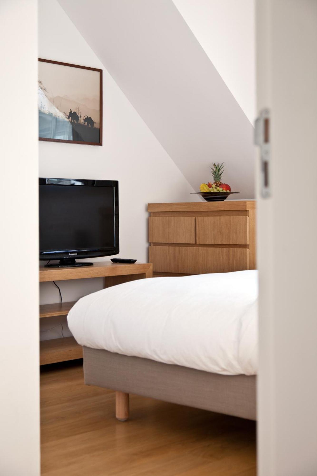 Deluxe Two-Bedroom Apartment,663849864:JPEG