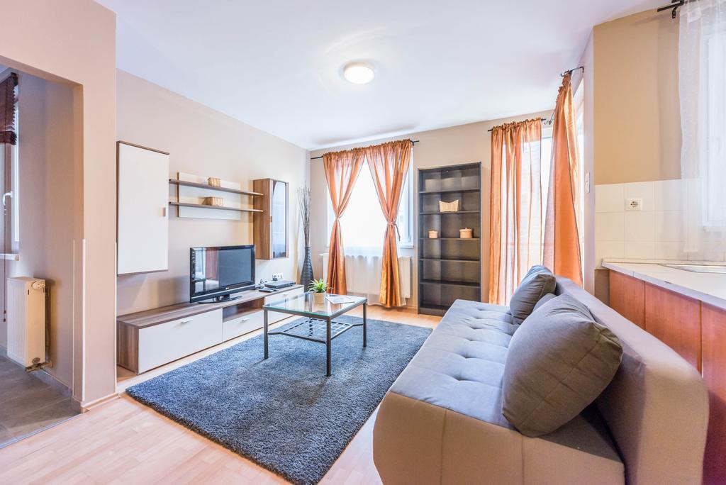Deluxe Apartment,696834060:JPEG