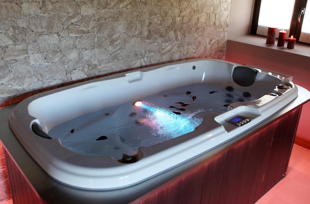 Suite con bañera de hidromasaje y cama grande