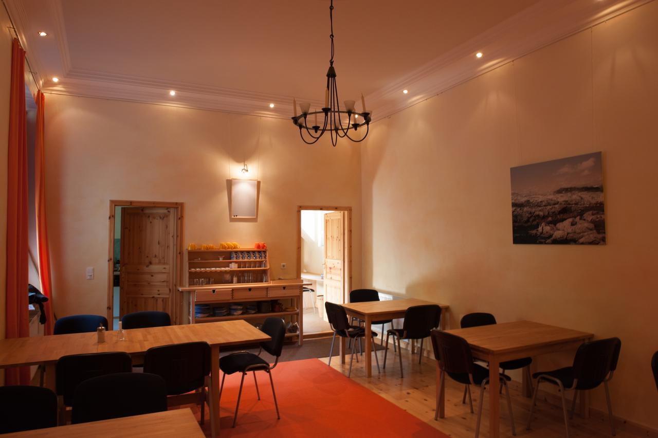 External Triple Room with Shared Bathroom,824880308:JPEG