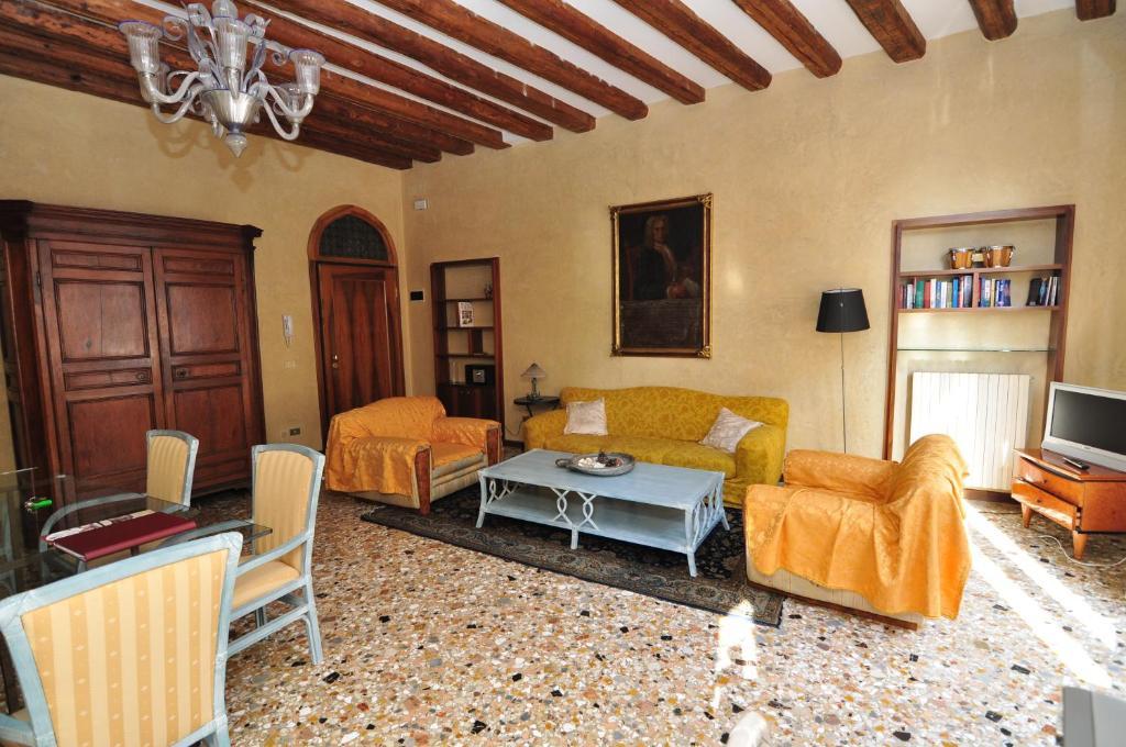 Dimora Canaletto 2-Bedroom Apartment with Balcony