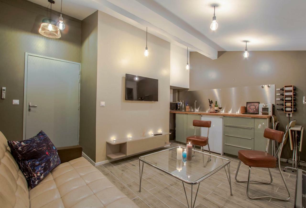 One-Bedroom Apartment - Skyline View,855785744:JPEG