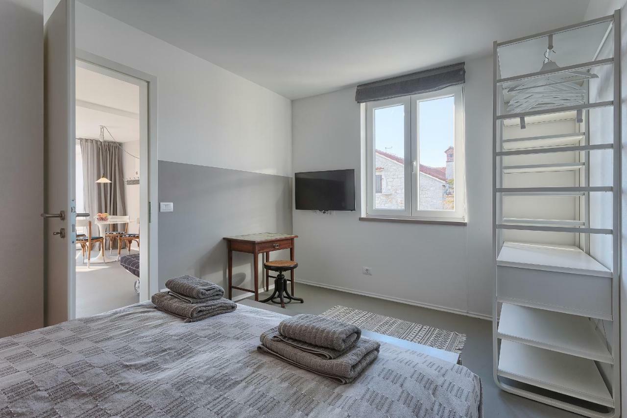 Comfort One-Bedroom Apartment Balcony