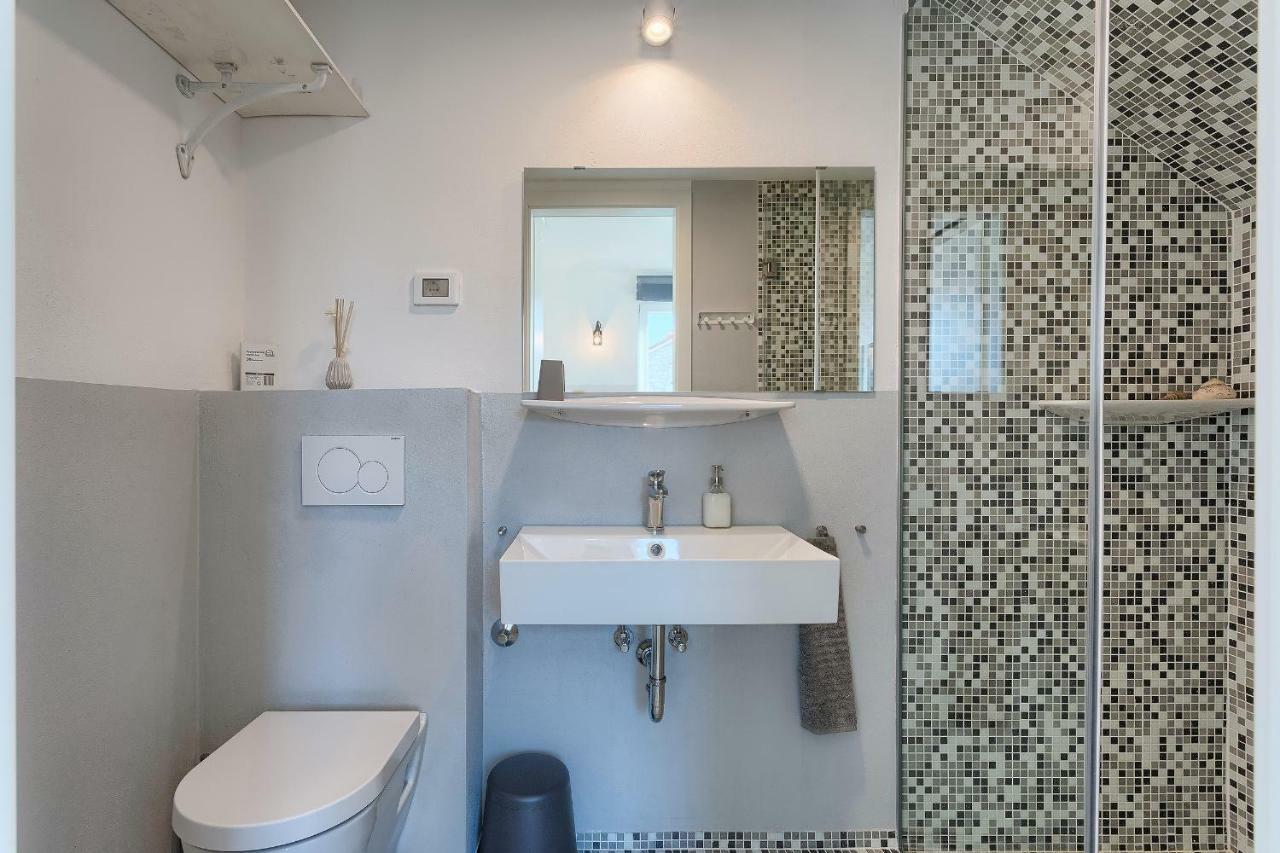 Comfort One-Bedroom Apartment Balcony