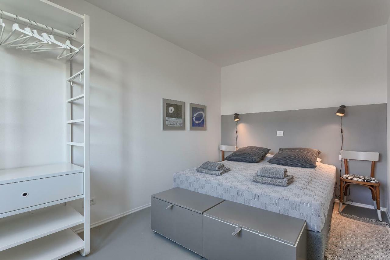 Comfort One-Bedroom Apartment Balcony