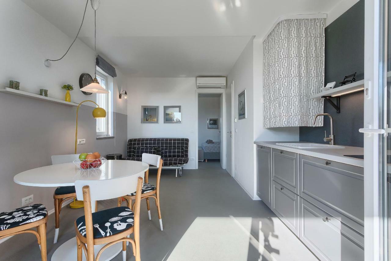 Comfort One-Bedroom Apartment Balcony